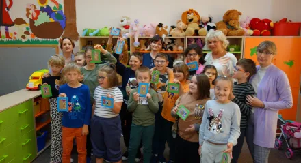 Zajęcia z bibliotekarzem 10.10.2024 temat: Krótka historia małej karteczki, czyli o znaczku pocztowym.