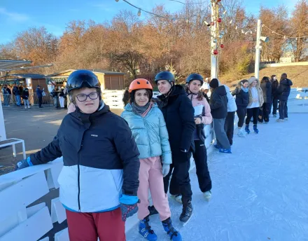 Lekcja wf na łyżwach