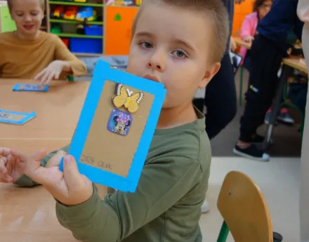 Zajęcia z bibliotekarzem 10.10.2024 temat: Krótka historia małej karteczki, czyli o znaczku pocztowym.