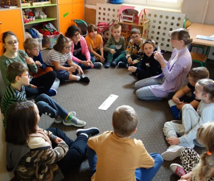 Zajęcia z bibliotekarzem 10.10.2024 temat: Krótka historia małej karteczki, czyli o znaczku pocztowym.