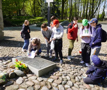 „Polegli niepokonani. Męczeństwo ludności Woli w Powstaniu Warszawskim"