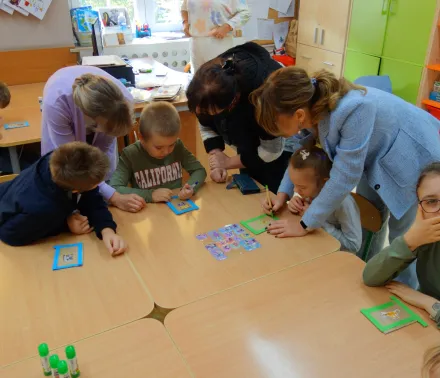 Zajęcia z bibliotekarzem 10.10.2024 temat: Krótka historia małej karteczki, czyli o znaczku pocztowym.