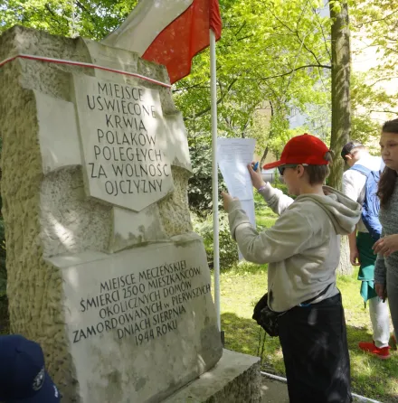 „Polegli niepokonani. Męczeństwo ludności Woli w Powstaniu Warszawskim"