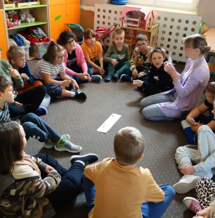 Zajęcia z bibliotekarzem 10.10.2024 temat: Krótka historia małej karteczki, czyli o znaczku pocztowym.