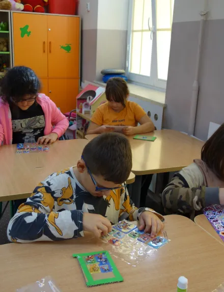 Zajęcia z bibliotekarzem 10.10.2024 temat: Krótka historia małej karteczki, czyli o znaczku pocztowym.