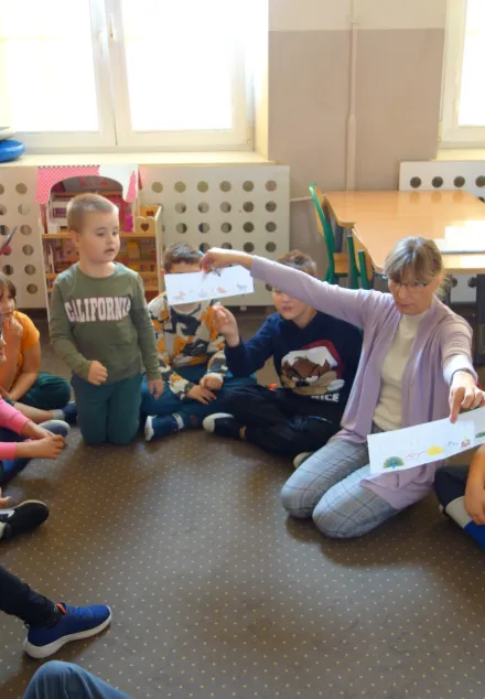 Zajęcia z bibliotekarzem 10.10.2024 temat: Krótka historia małej karteczki, czyli o znaczku pocztowym.