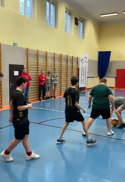 Świąteczny turniej koszykówki