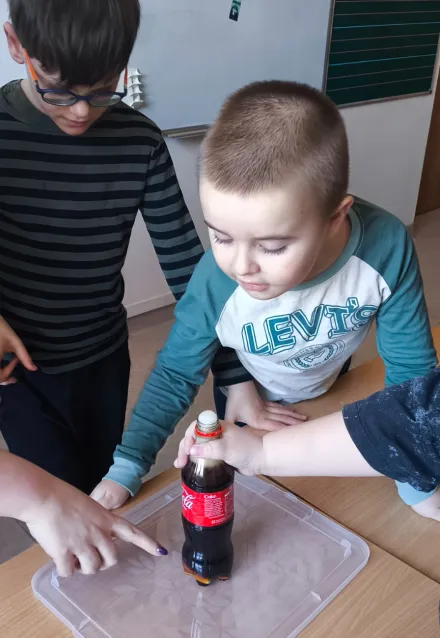 Kolejne piątki z eksperymentami w klasie 1a