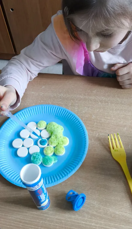 Kolejne piątki z eksperymentami w klasie 1a