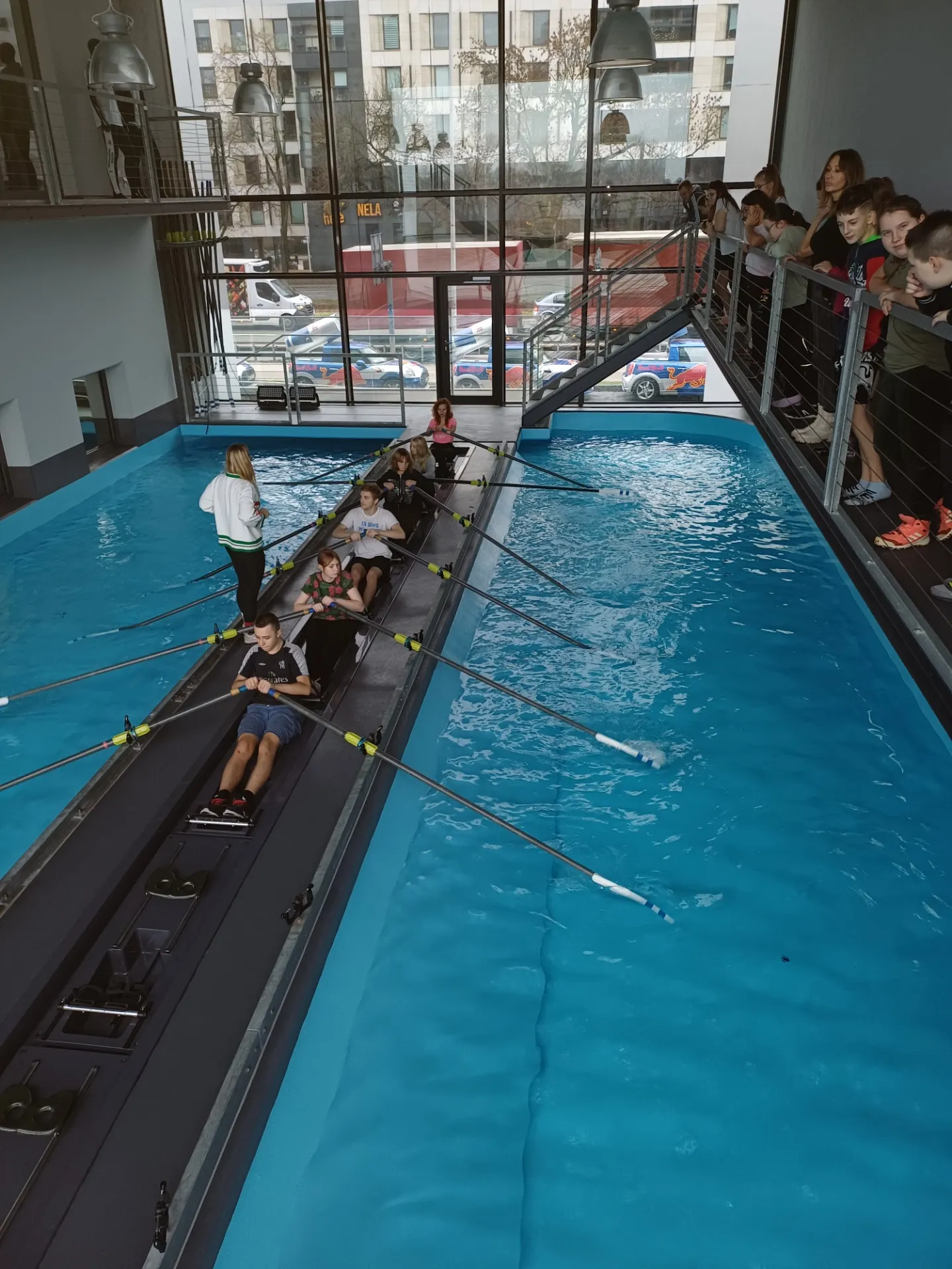 Lekcja wychowania fizycznego o tematyce wioślarstwa