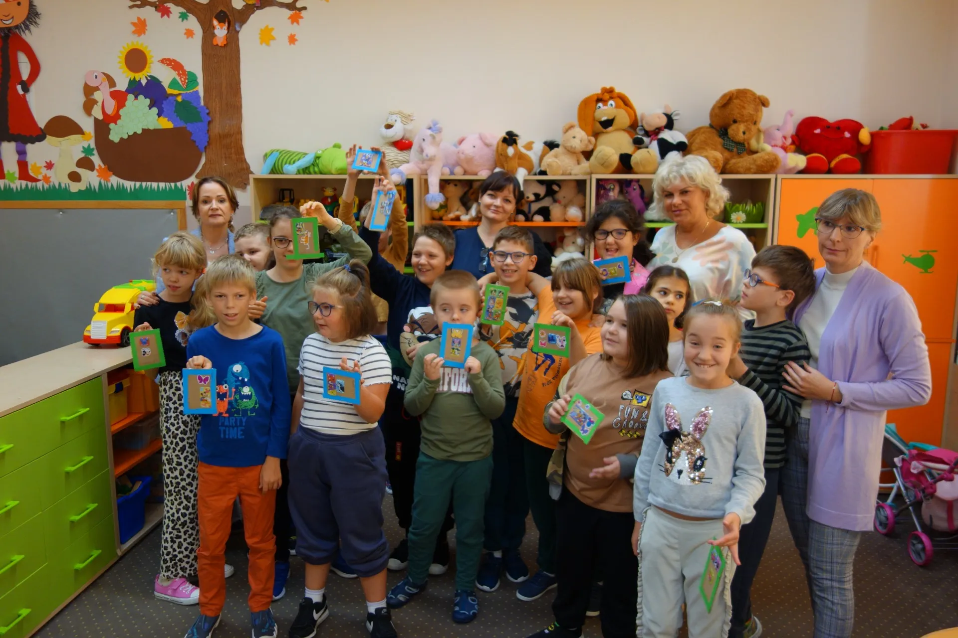 Zajęcia z bibliotekarzem 10.10.2024 temat: Krótka historia małej karteczki, czyli o znaczku pocztowym.