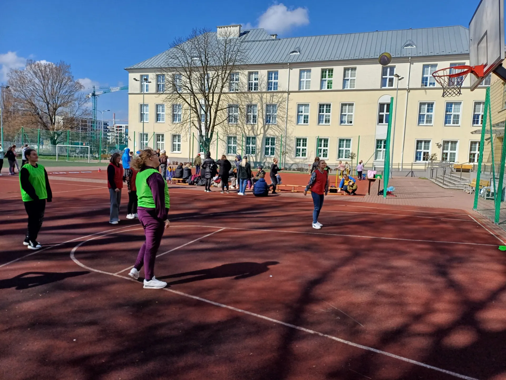 Wiosenny turniej rzutów do kosza na powitanie wiosny