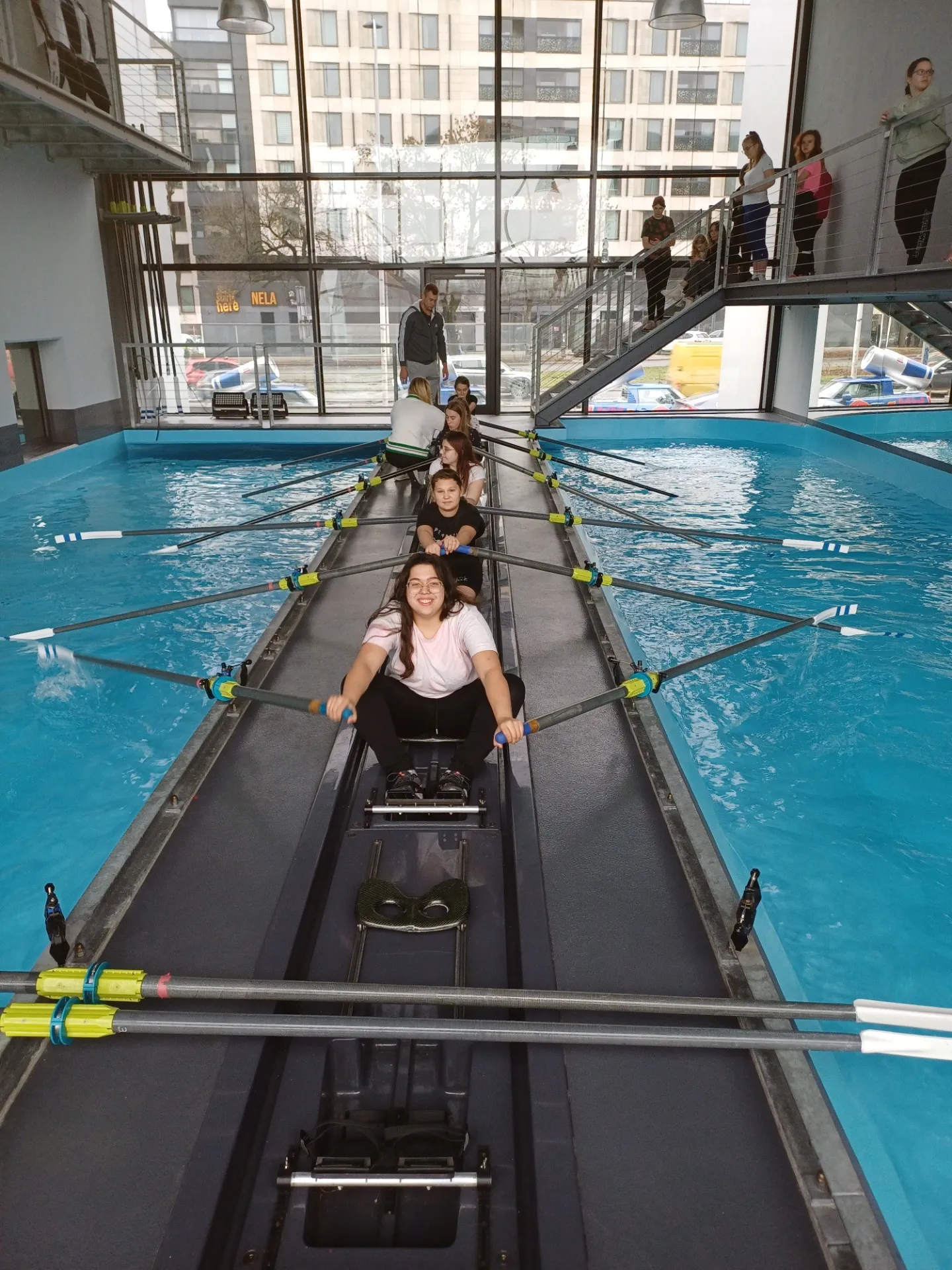 Lekcja wychowania fizycznego o tematyce wioślarstwa