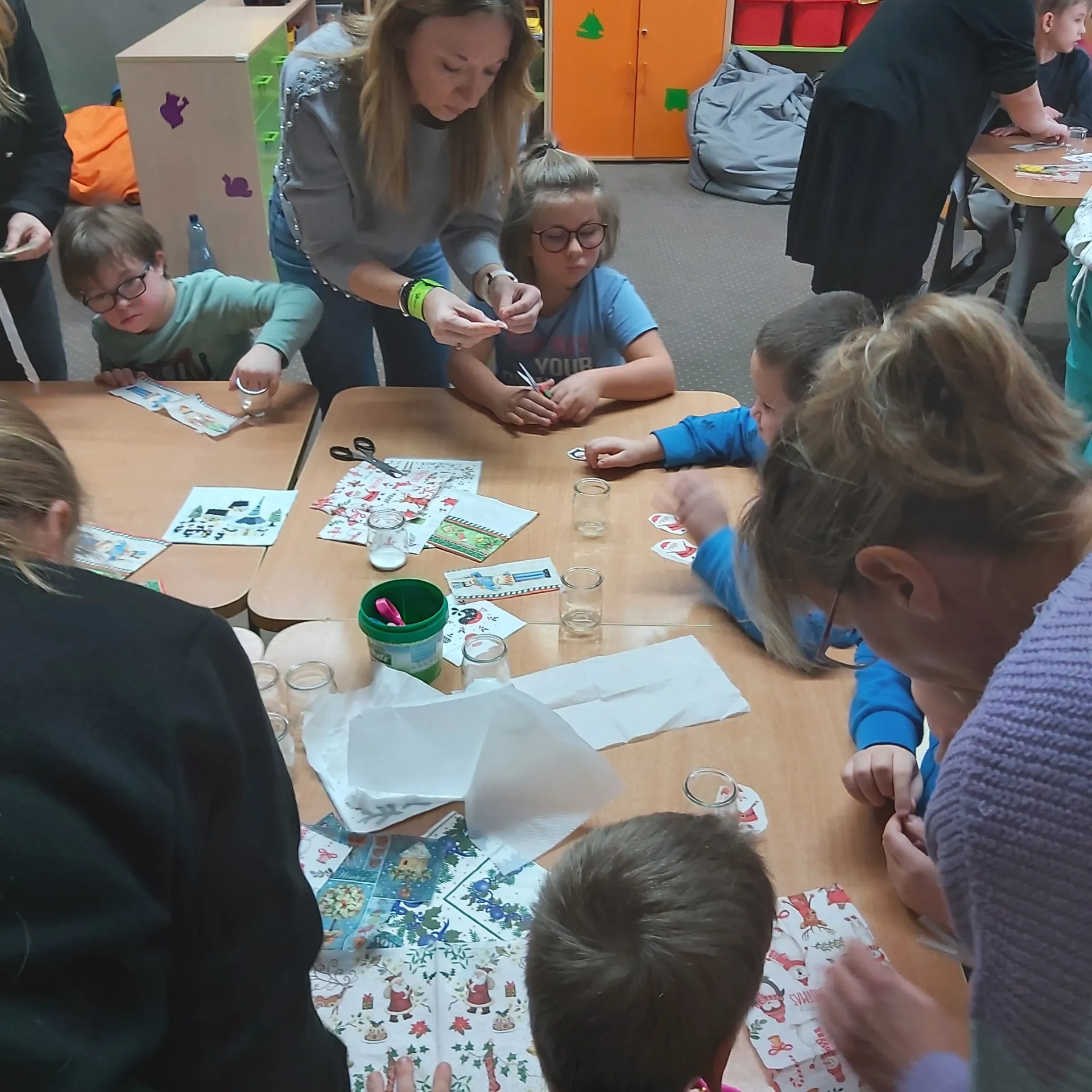 Warsztaty biblioteczne w szkolnej świetlicy