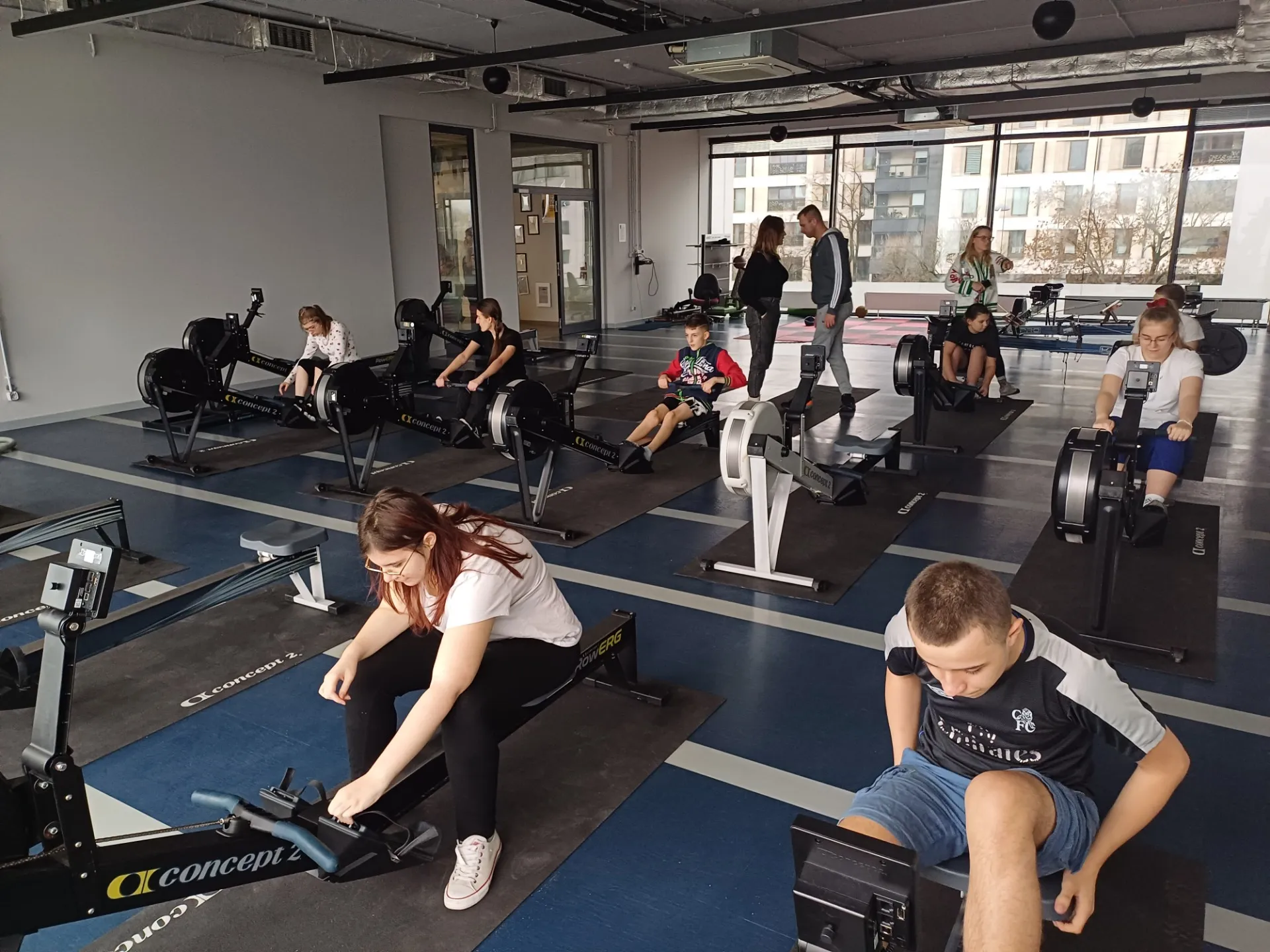 Lekcja wychowania fizycznego o tematyce wioślarstwa