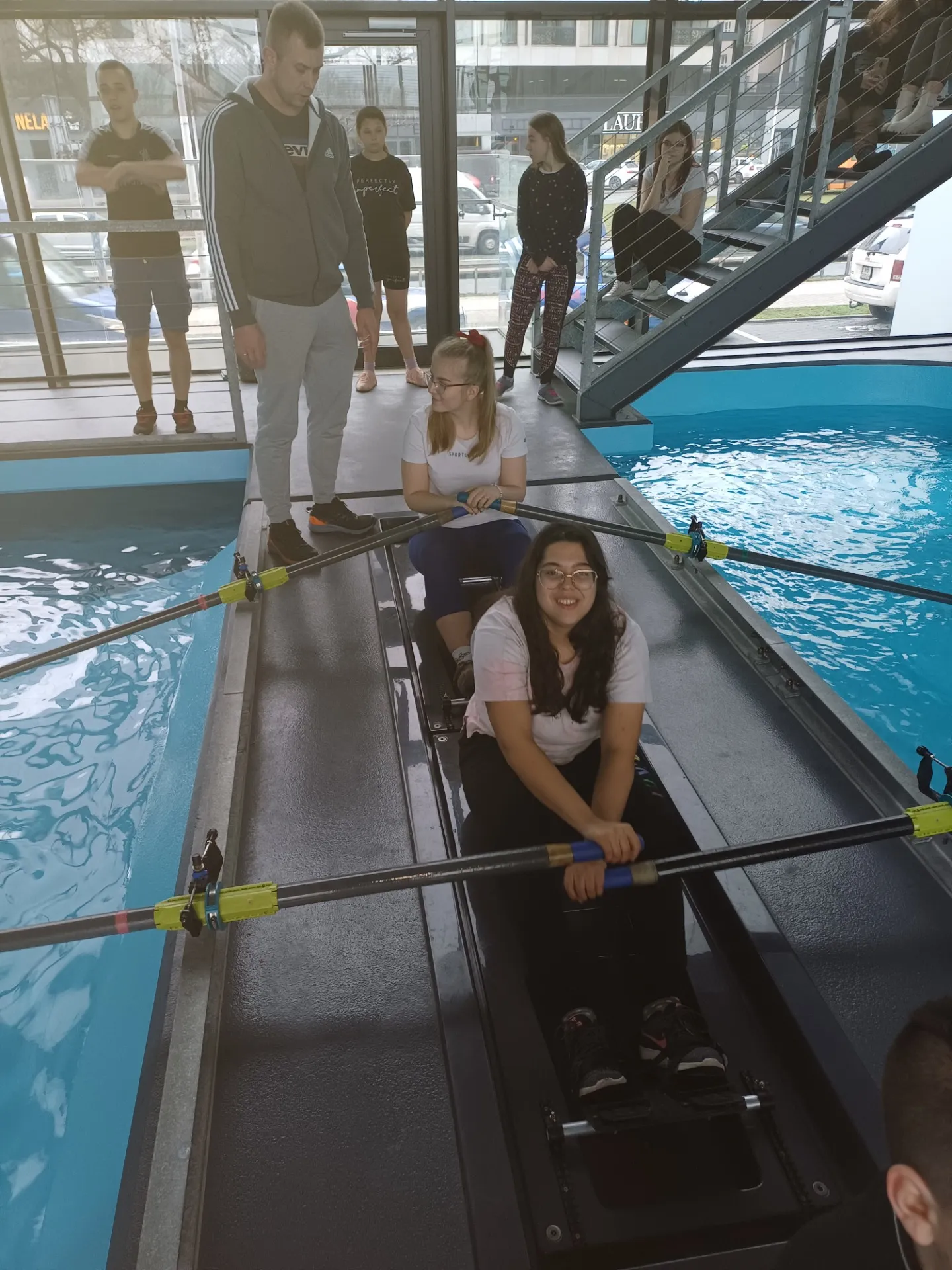 Lekcja wychowania fizycznego o tematyce wioślarstwa