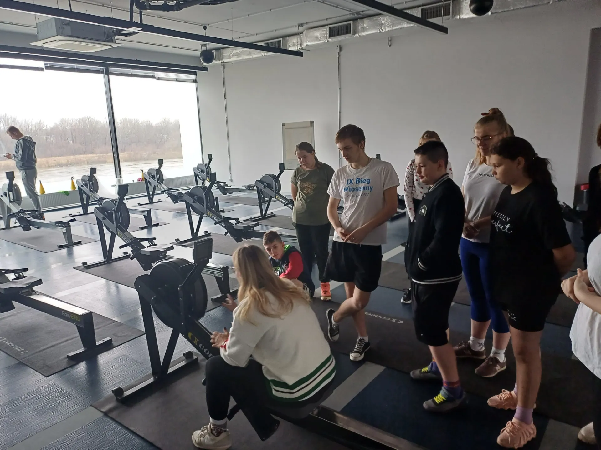 Lekcja wychowania fizycznego o tematyce wioślarstwa