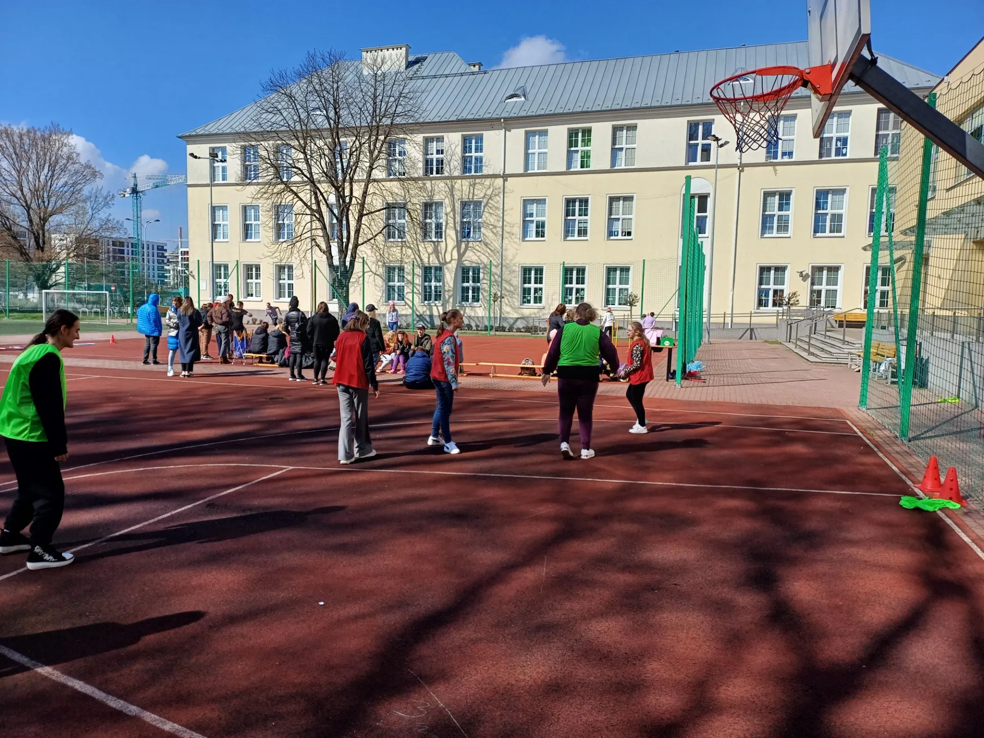 Wiosenny turniej rzutów do kosza na powitanie wiosny