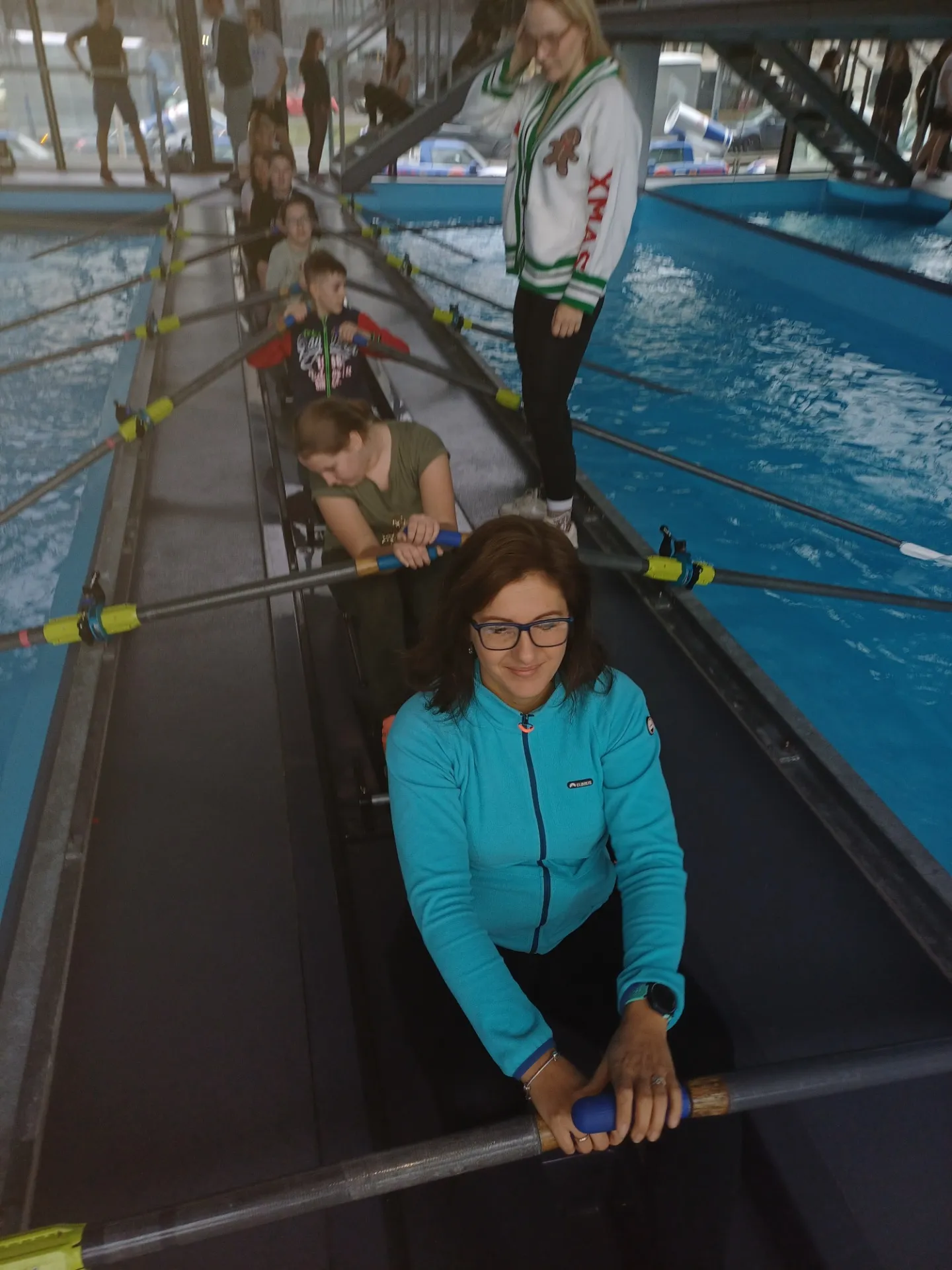 Lekcja wychowania fizycznego o tematyce wioślarstwa