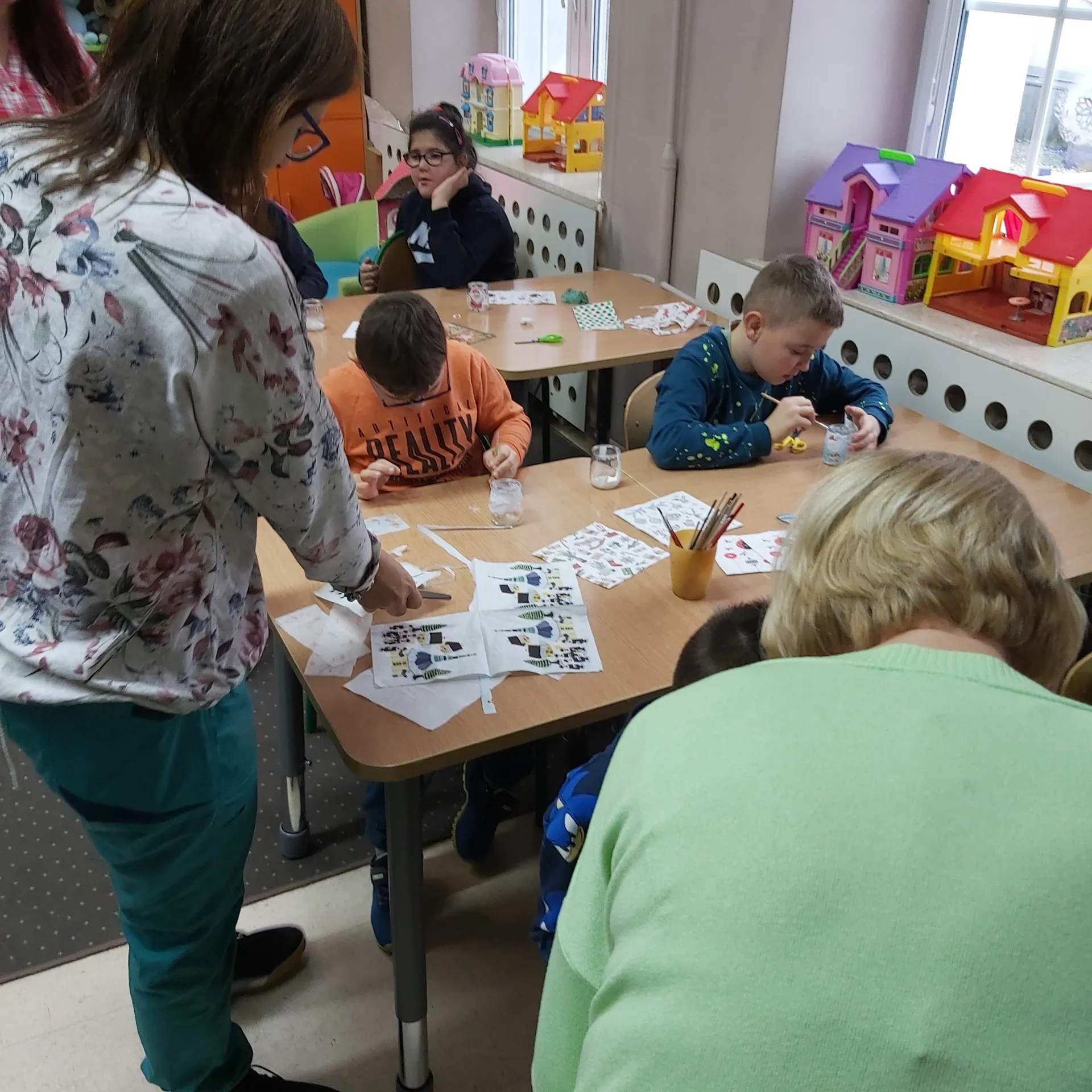 Warsztaty biblioteczne w szkolnej świetlicy