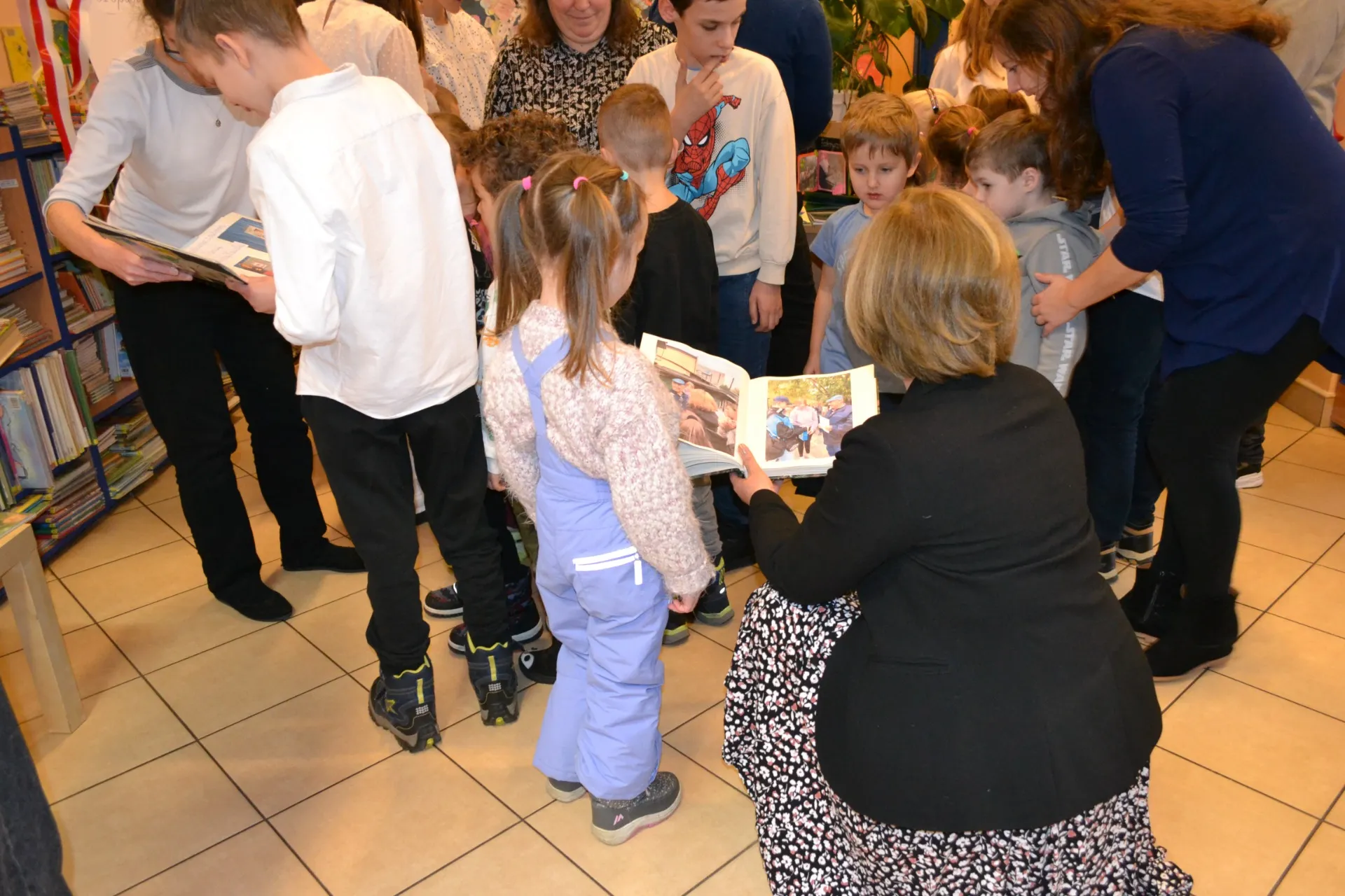Zaproszenie na wystawę "Tropiciele z Targówka" do Biblioteki Dla Dzieci i Młodzieży nr 53