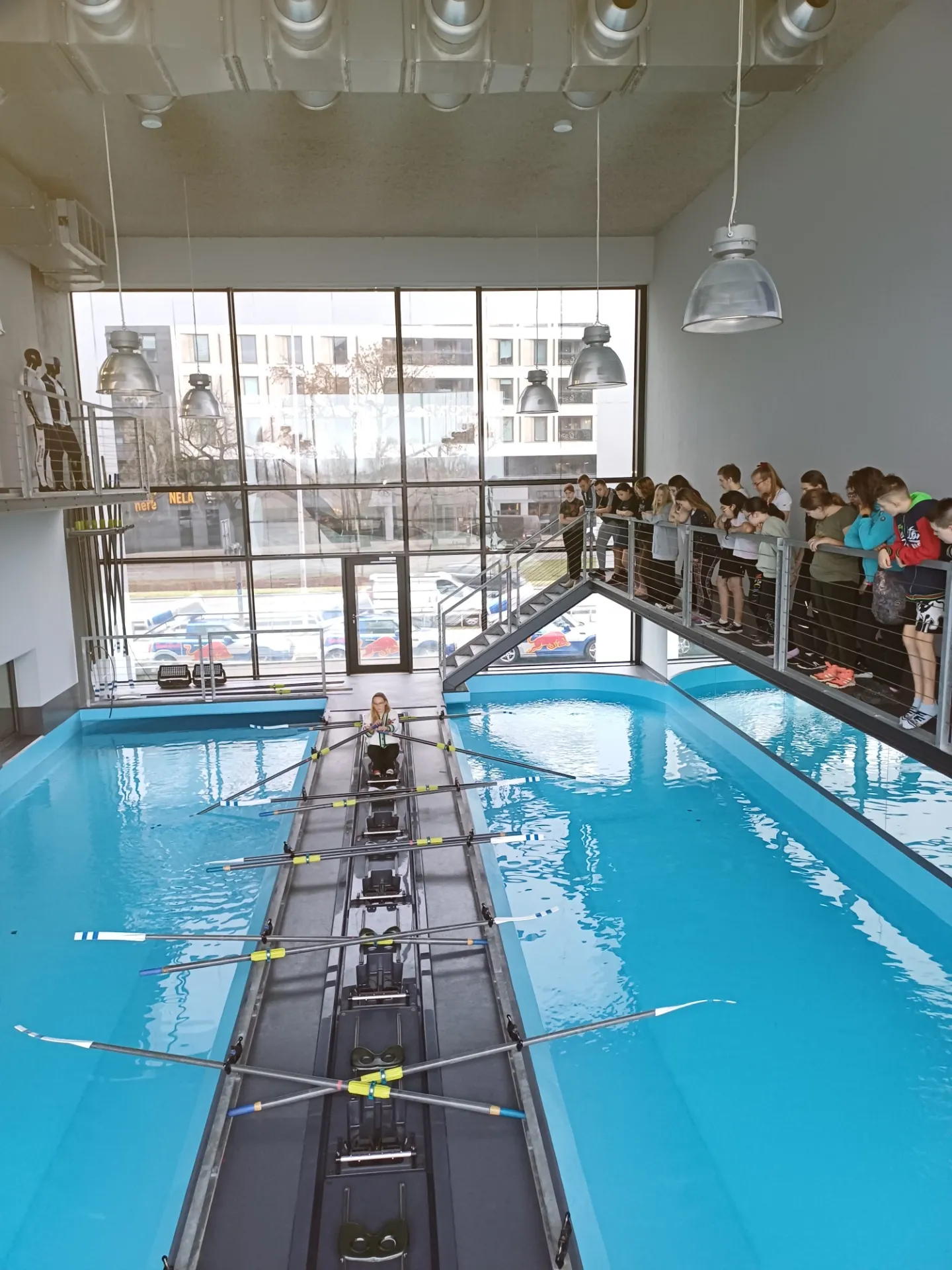 Lekcja wychowania fizycznego o tematyce wioślarstwa