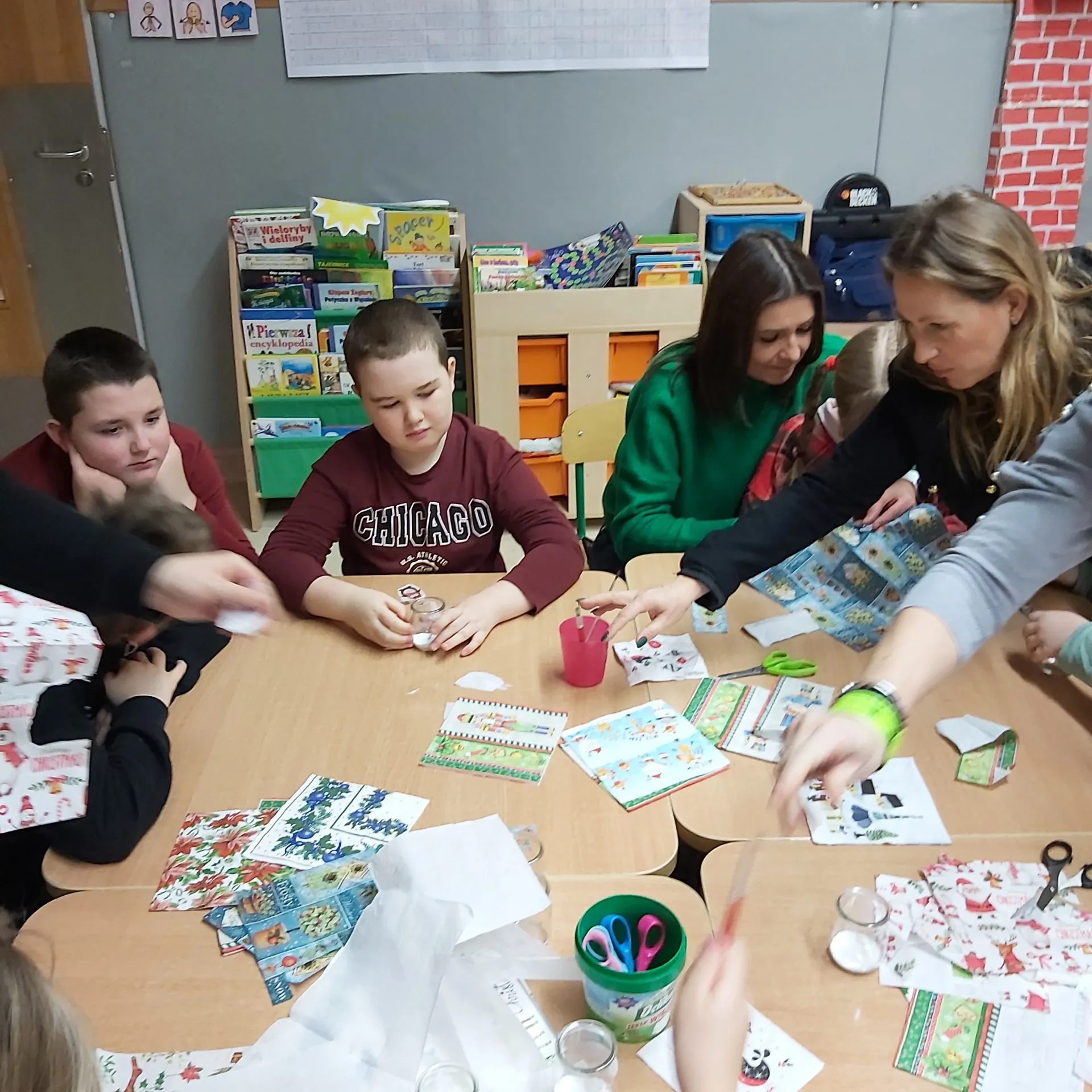 Warsztaty biblioteczne w szkolnej świetlicy
