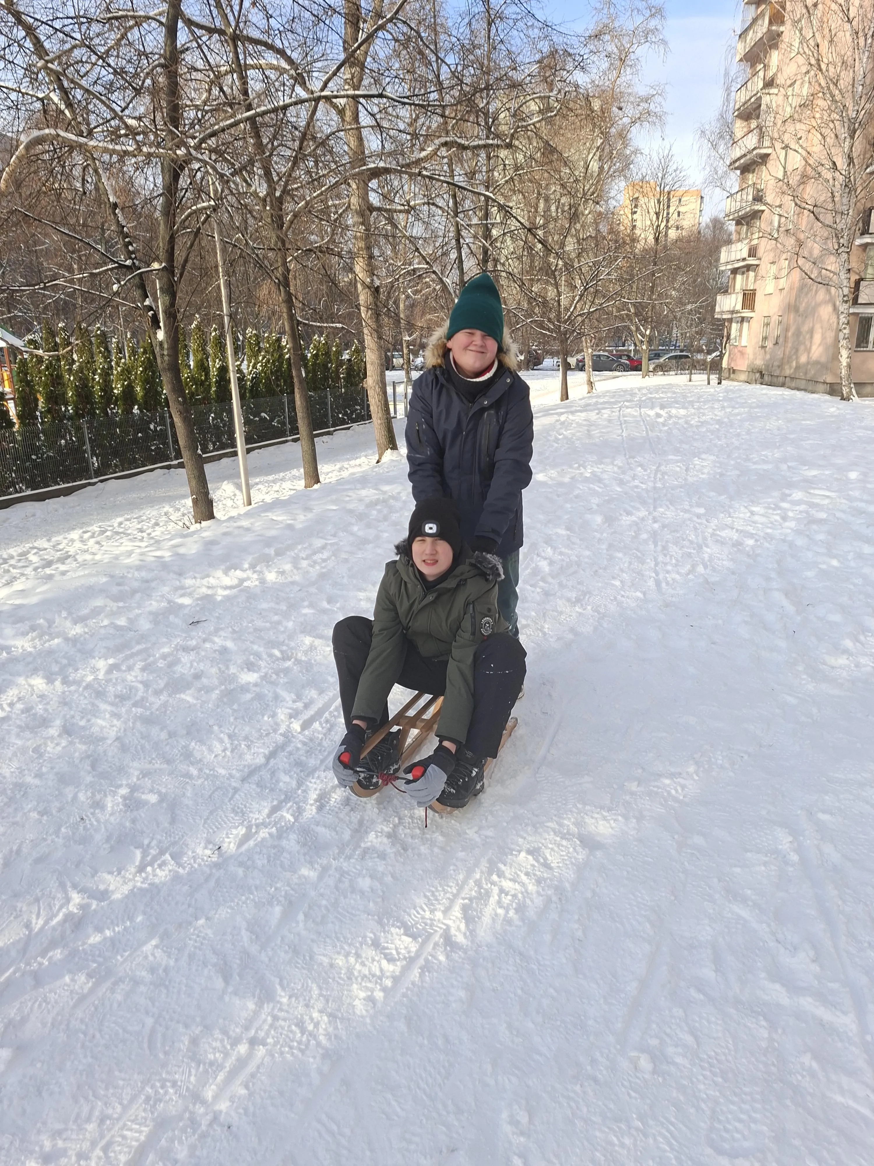 Nauka bezpiecznej jazdy na sankach