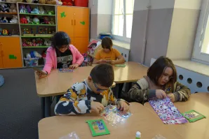 Zajęcia z bibliotekarzem 10.10.2024 temat: Krótka historia małej karteczki, czyli o znaczku pocztowym.