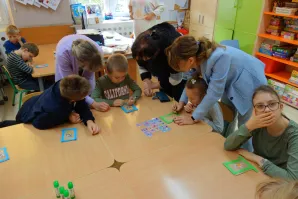 Zajęcia z bibliotekarzem 10.10.2024 temat: Krótka historia małej karteczki, czyli o znaczku pocztowym.