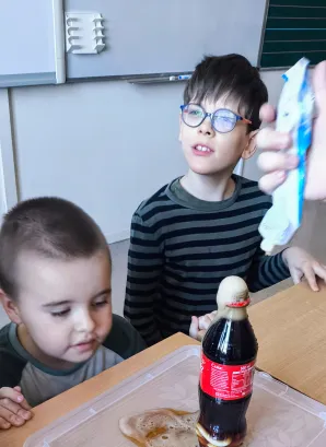 Kolejne piątki z eksperymentami w klasie 1a