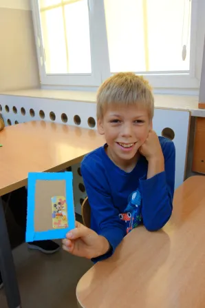 Zajęcia z bibliotekarzem 10.10.2024 temat: Krótka historia małej karteczki, czyli o znaczku pocztowym.