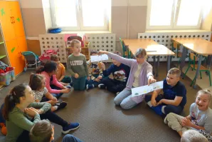 Zajęcia z bibliotekarzem 10.10.2024 temat: Krótka historia małej karteczki, czyli o znaczku pocztowym.