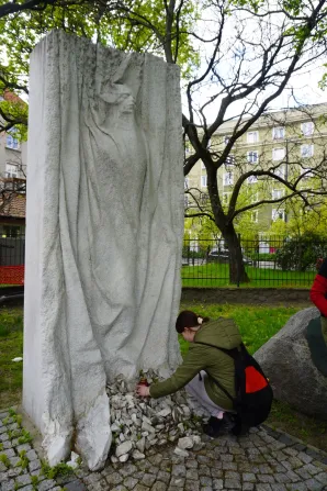 „Polegli niepokonani. Męczeństwo ludności Woli w Powstaniu Warszawskim"