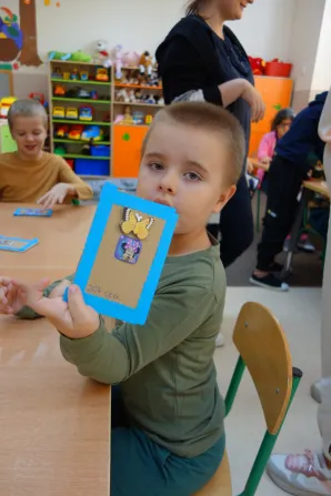 Zajęcia z bibliotekarzem 10.10.2024 temat: Krótka historia małej karteczki, czyli o znaczku pocztowym.