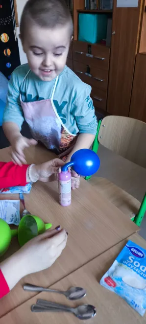 Kolejne piątki z eksperymentami w klasie 1a