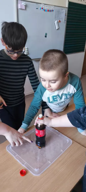 Kolejne piątki z eksperymentami w klasie 1a